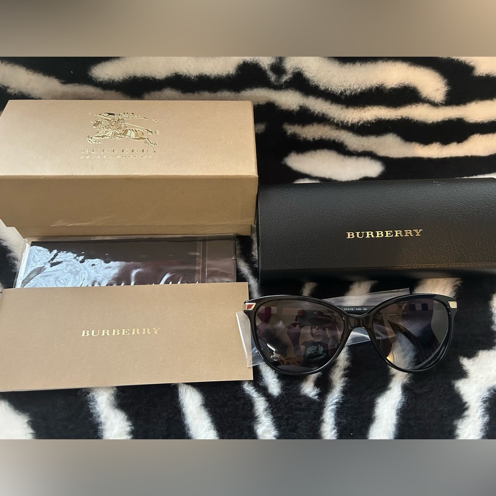 NIB Burberry Cat-eye sunglasses